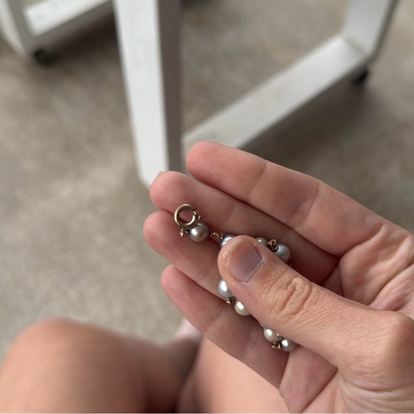 Elegant Pearl and Gold Bracelet - Picture 4 of 6